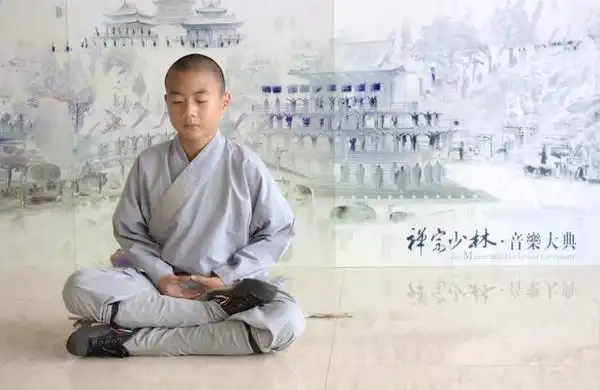 (少林小和尚先表演了一段武术,随即在现场打坐)8月25日,在河南郑州某