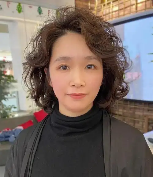 50岁女人显年轻的发型(50岁女人显年轻的发型有哪些)-天晟网