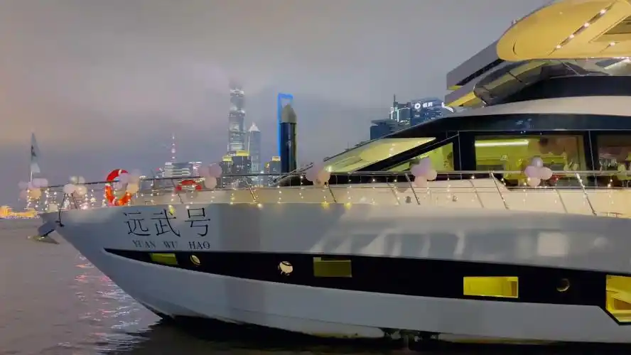 上海游艇生日派对包船游览外滩黄浦江夜景