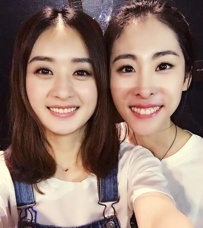 台上的赵丽颖和张碧晨美得像仙女,台下俏皮可爱!