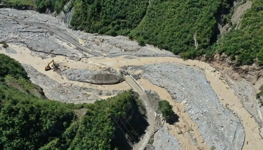 这是暴洪泥石流灾害中损毁的舟曲县曲告纳镇前往莫诺村的道路(8月24日