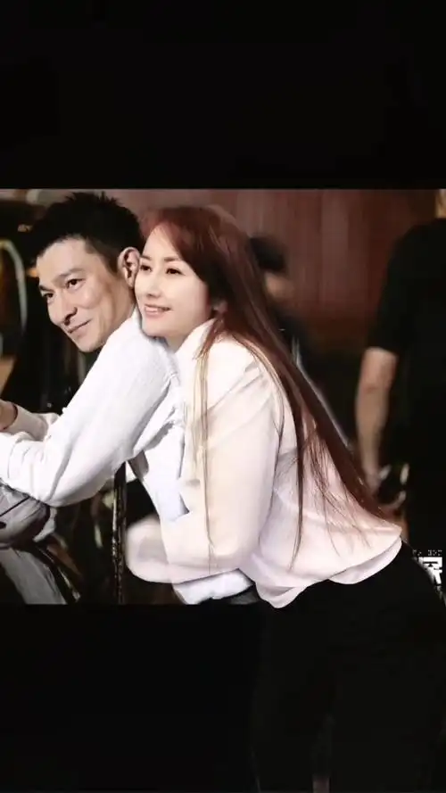 蓝线合拍刘德华唱歌给人潮汹涌打气今天发一个王炸出来华哥的女粉们别