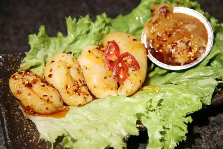 香烤墨鱼蛋这又长又白的雪蟹腿太撩人了,保留了雪蟹细腻略甜的味道.