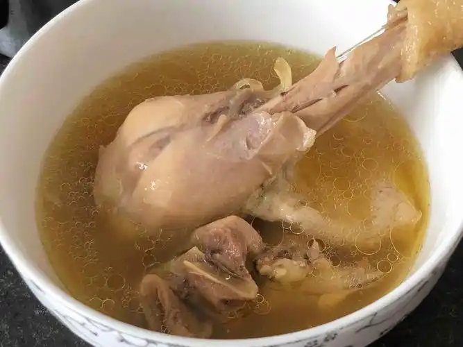 红枣黄芪石斛竹荪鸡汤的做法