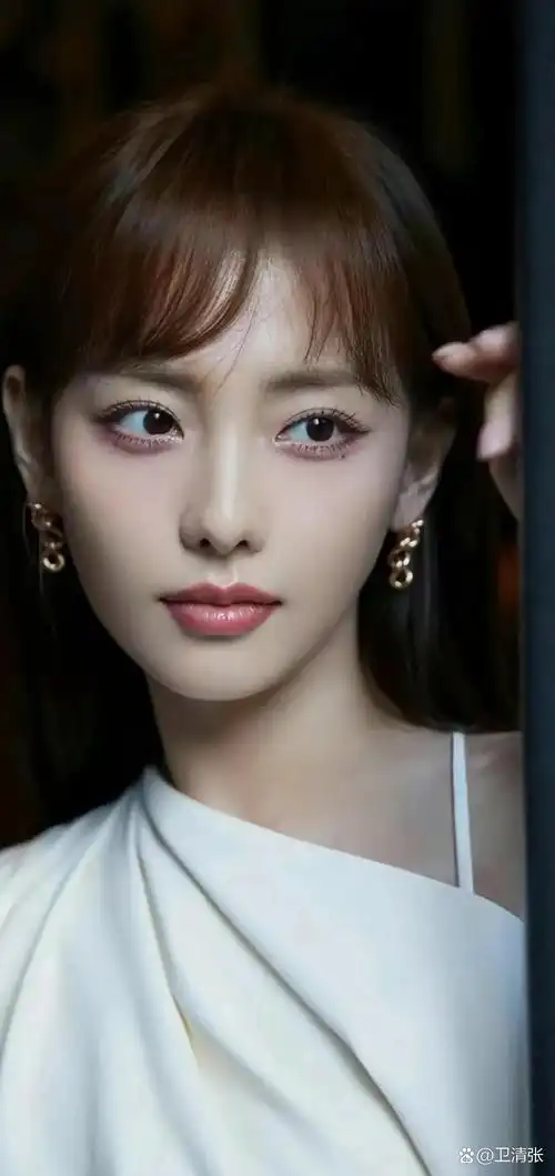 白色连衣裙的魅力,让人心动不已,张嘉倪身穿白色连衣裙,仿佛是春天里