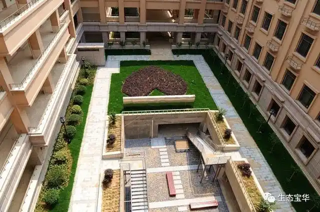 值得一提的是,学校中庭采用下沉式设计,一层是学生课间活动的场地,二