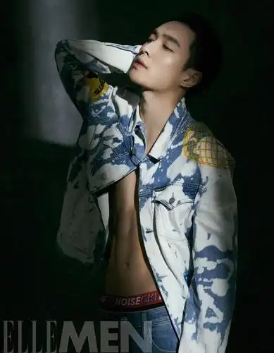 小绵羊变性感男神!张艺兴拍摄杂志秀腹肌,不愧是代言内衣的男人