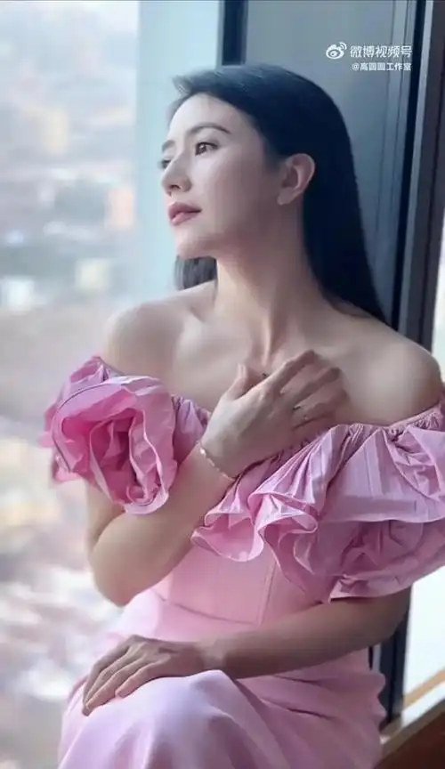 44岁高圆圆活动造型一袭粉色一字肩修身长裙优雅气质端庄美丽