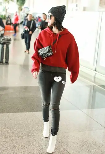 景甜"秋膘"养起来了,还敢穿这么紧的裤子,侧面看臀部太饱满了