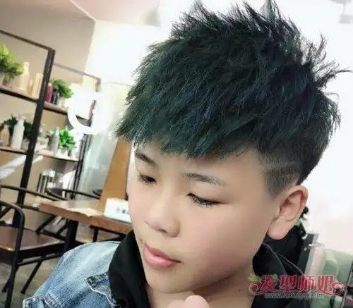 男生时尚酷帅飞机头刻痕短发发型三十七八岁的小男生正值青春叛逆期