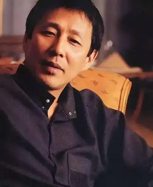 "双料影帝"陈道明:与妻子一见钟情,结婚至今依旧恩爱如旧