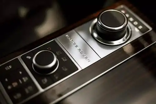 零成本装b之后一周后的某天下午,揽胜和卡罗拉回到了当初集合的地点.