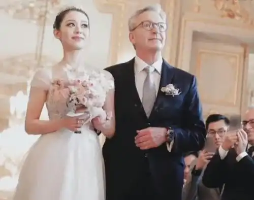 难怪吉娜颜值高气质优雅,当看到她满头白发的爸爸,知道原因了