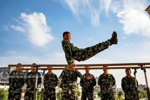 官兵进行双杠器械训练.广西新闻网通讯员 覃红岩 摄