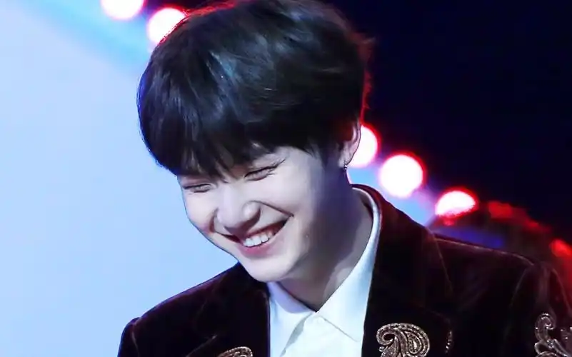 【闵玧其】那颗桃子笑得露出小白牙耶!