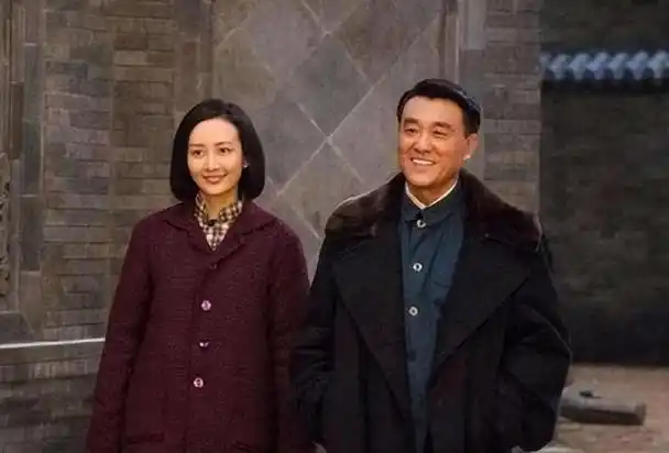 回顾演员何冰为何结婚几十年零绯闻看看妻子是谁就知道了