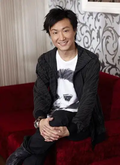 郑中基照片郑中基作品2013年出演《四大名捕2》;同年,他借《低俗喜剧