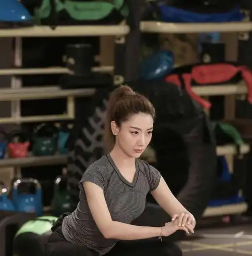 白冰在健身房约会上恋爱综艺节目不忘健身称要美食也要身材