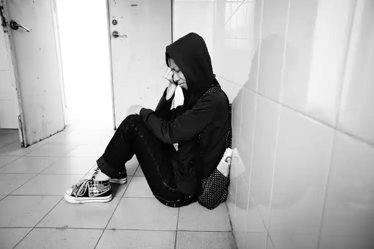 躲在角落里哭泣.