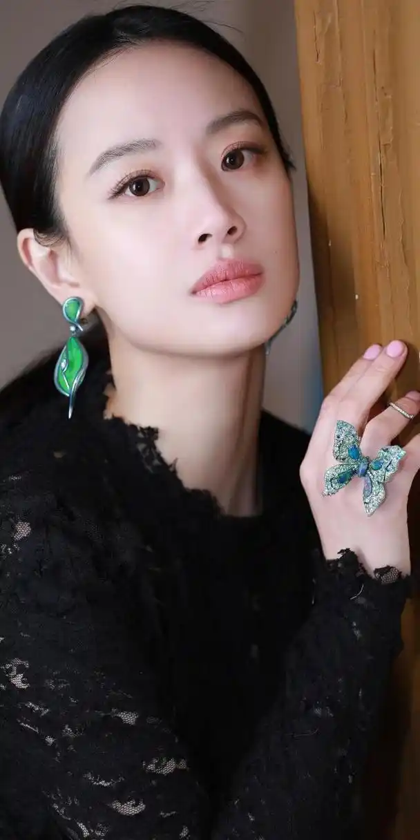 李梦黑色氛围感街拍写真壁纸组图.