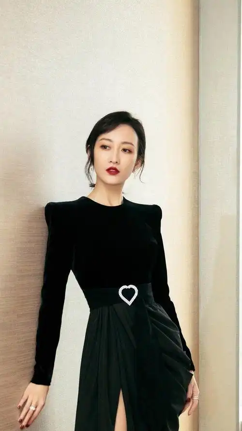 王鸥气质好高冷,穿黑色开叉礼服裙华丽高贵,好有女神味儿