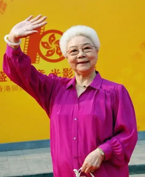 93岁田华穿衣很讲究玫红上衣配米白西裤谁看都觉得年轻几十岁