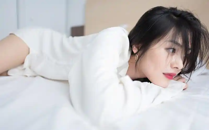 刘雯私房性感床上写真高清桌面壁纸