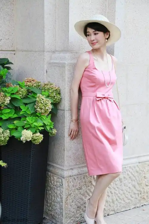 素颜的童蕾依然精致耐看,粉色风衣搭配蓝色牛仔裤,时尚cp_白色_高领