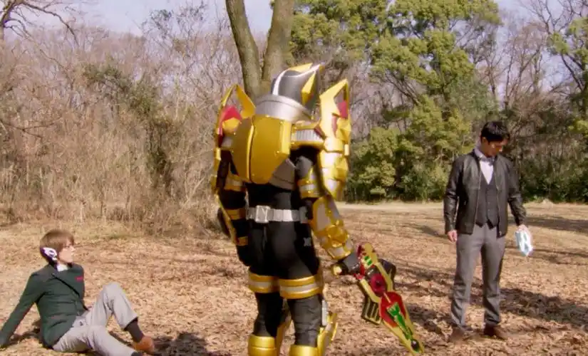 假面骑士格连成功解锁帝皇形态 金光闪闪的皮套 比帝皇剑还要亮_腾讯