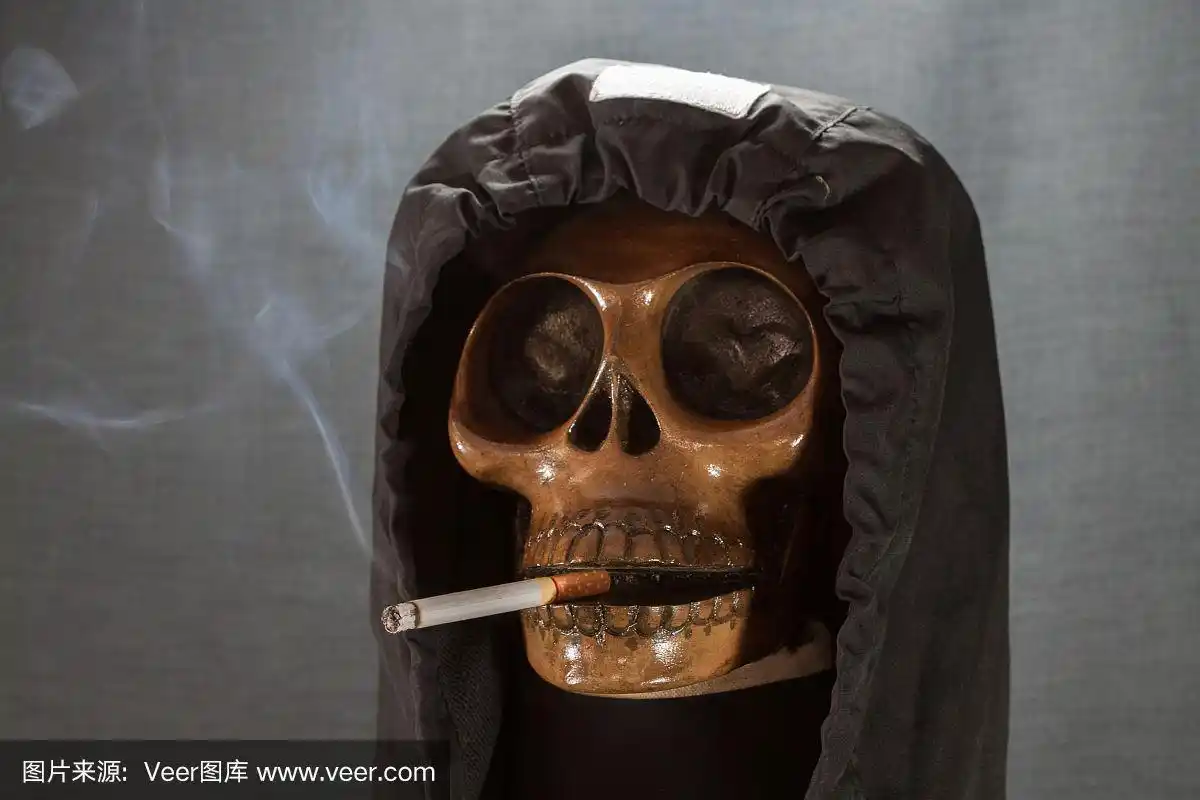 黑背景上的骷髅在抽烟