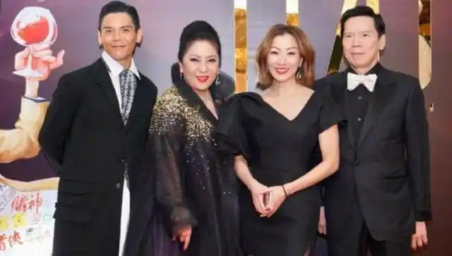 向华强有多爱陈岚?陈岚直播一个细节说明,74岁向华强全程陪伴