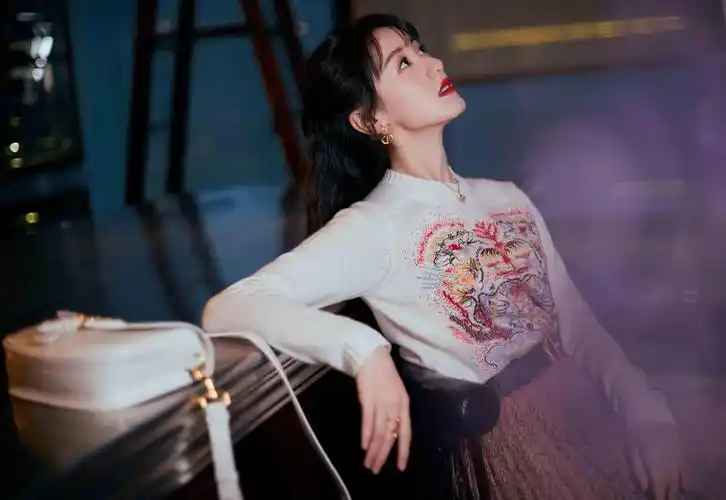 袁冰妍星河圣诞风大片写真