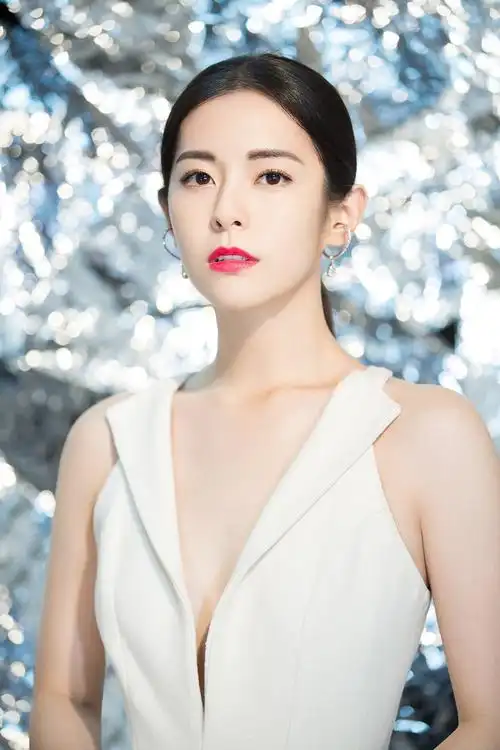 任容萱长裙亮相时尚盛典 优雅动人魅力无限