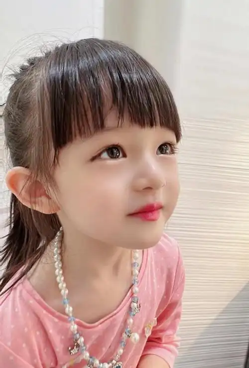 香港女星晒女儿近照曝光,小公主超臭美!