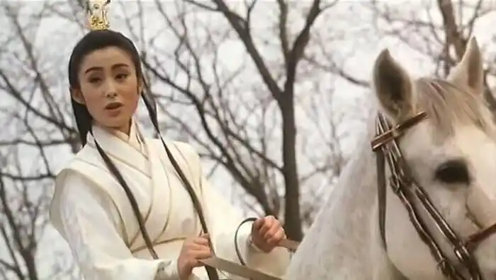 中,张敏饰演的赵敏,身骑白马,蓦然回眸,冲着张无忌淡淡一笑