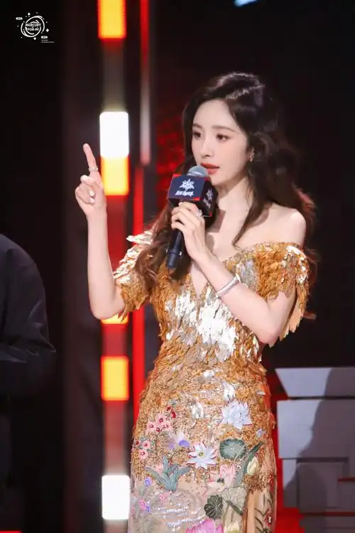 杨幂晶核品牌代言人##杨幂深v鎏金长裙