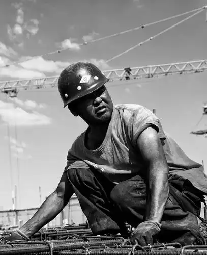 靠辛勤成就梦想 用汗水浇灌希望——高陵教育在建工程建筑工人剪影