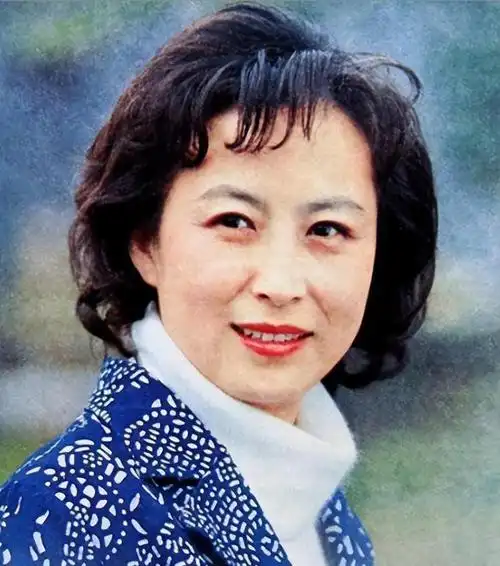 说到这可能很多人都不晓得,她其实是个星二代哦,她妈妈以前也是个演员