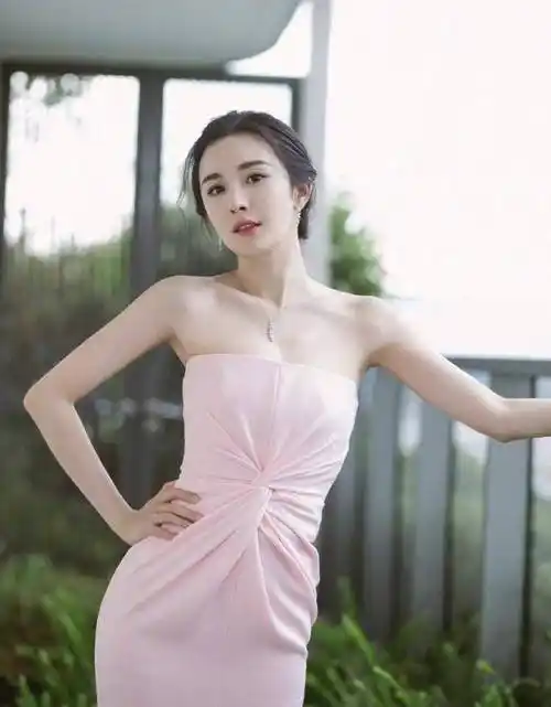 今年火了一种新裙子,叫"前面去上课,后面去蹦迪",杨幂上头了_的设计