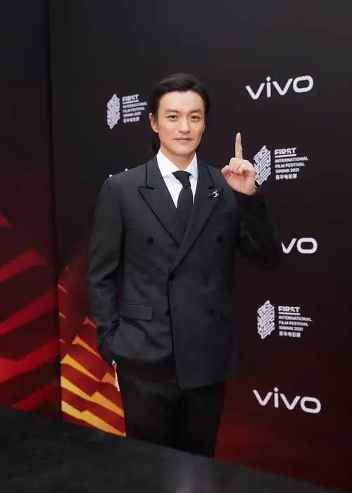 表演导师周一围出席first青年电影盛典_中国