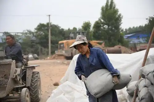 图为路小敏在工地辛苦工作