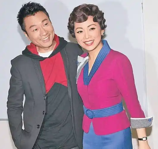 当年《巾帼枭雄》系列的剧集为黎耀祥和邓萃雯两人在事业上带来了翻天