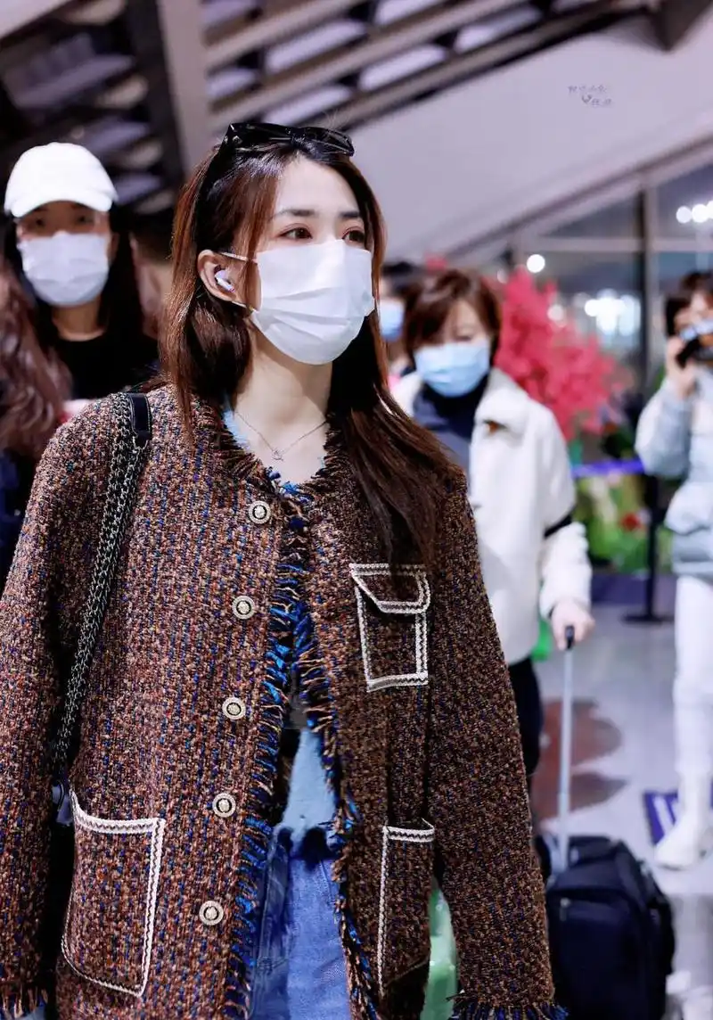 徐璐机场街拍,小香风外套隐隐露出小蛮腰