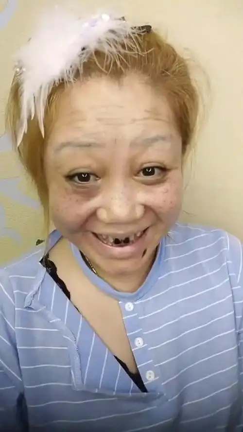 我们家老头子嫌我长得丑,不给我买衣服 我就穿破衣服化个妆,找工作去