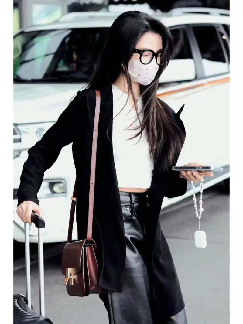 孙珍妮机场穿搭简约耐看 孙珍妮0421机场私服, 黑白搭配又美又飒!