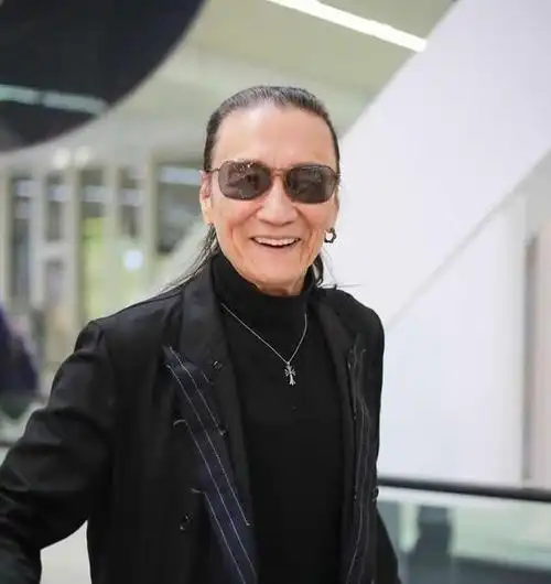 原因很简单,洪金梅知道谢贤是一个惯于逢场作戏的人,跟这样的人在一起