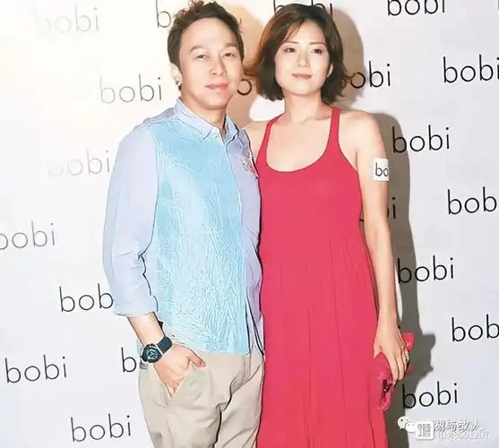 院长,和黄家强在发廊认识,交往一年后结婚,2007年为黄家强生下黄庆阳