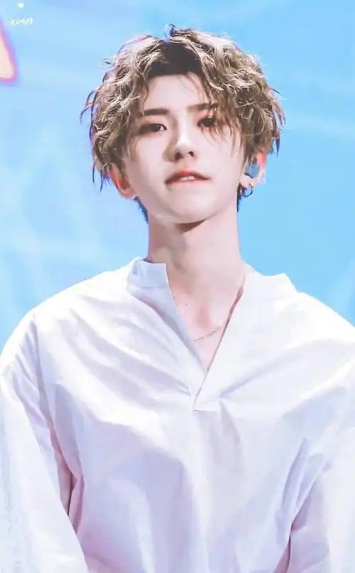 蔡徐坤新晋流量小生蔡徐坤的泡面头发型美翻了,有如一只顶着泡面头的