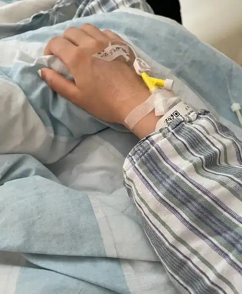 有姐妹有住院带手腕带的照片吗