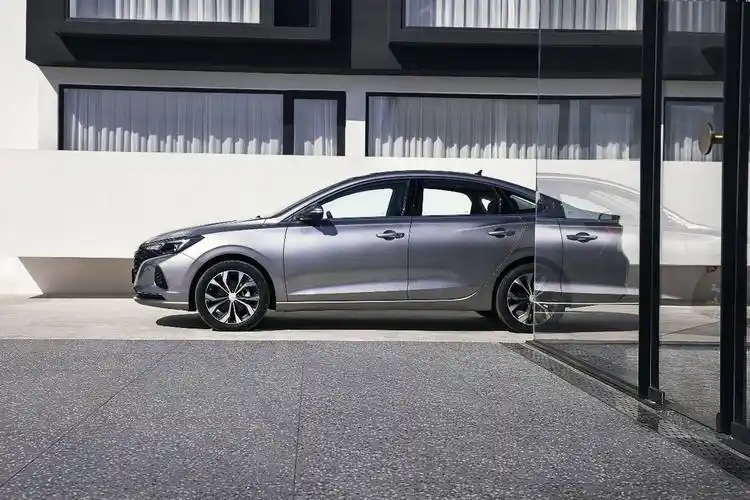 相比之下,本田的竞争对手在小排量踏板车市场的产品线就丰富得多.